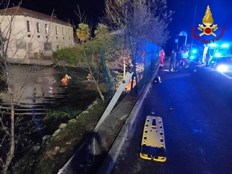 incidente stradale porcia|Coppia in auto finisce nel lago, morto un giovane